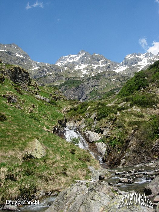 10-Ultimo sguardo verso il Redorta.JPG